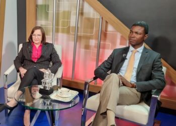 Psicólogos alertan por adicción tecnológica en menores; se duermen en escuelas