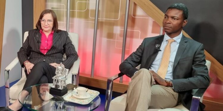 Psicólogos alertan por adicción tecnológica en menores; se duermen en escuelas