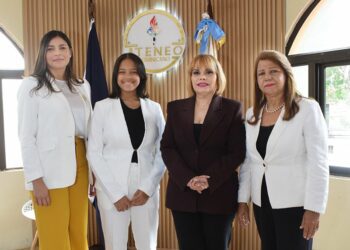 Organizan almuerzo de reyes para estudiantes meritorias dominicanas