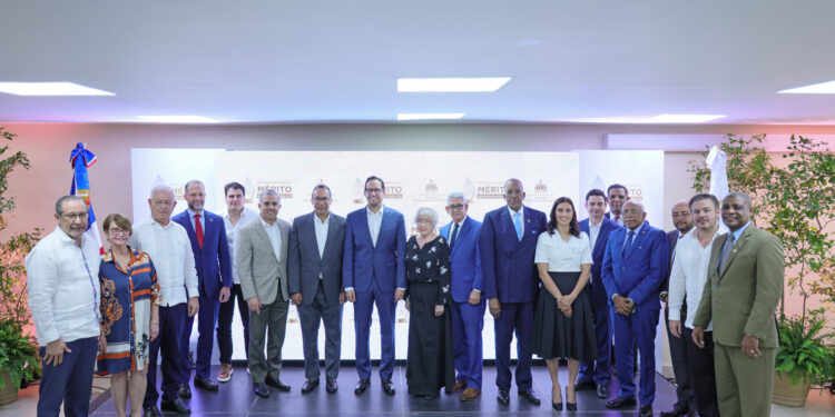 Reconocen a 47 servidores públicos por su dedicación y legado