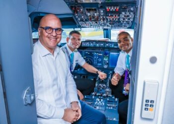 Dos pilotos dominicanos podrán volar aviones Boeing de Arajet