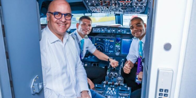 Dos pilotos dominicanos podrán volar aviones Boeing de Arajet