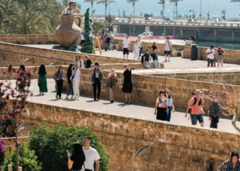 España por los 100 millones de turistas tras alcanzar cifras récord en 2024