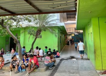 Regresa Trump y miles quedan varados en la frontera con México