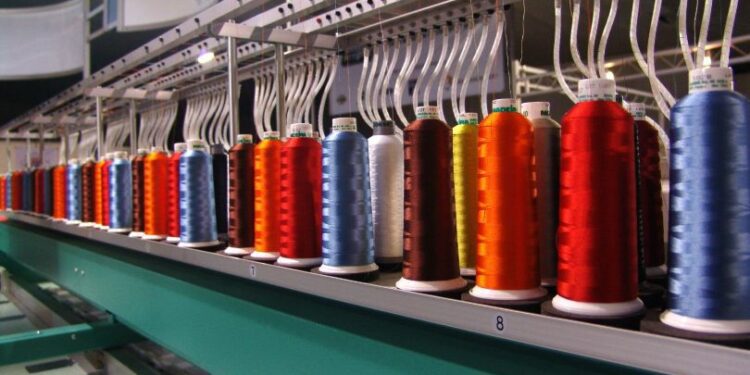 Empresarios textiles alertan sobre nuevos oferentes utilería escolar del INABIE