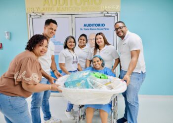 Los primeros bebés nacidos en 2025 reciben canastillas de SeNaSa