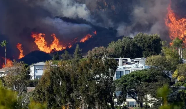 Aumentan a cinco los muertos por incendios en California