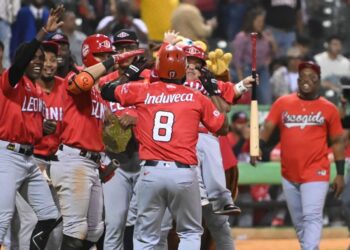 Yamaico Navarro lidera a los Leones con dos jonrones