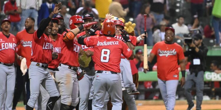 Yamaico Navarro lidera a los Leones con dos jonrones
