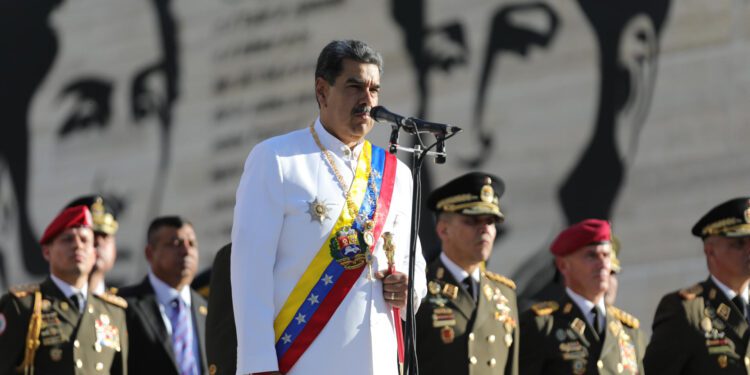 Maduro condecora a funcionarios sancionados por EEUU y aliados