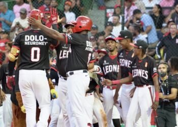 Leones blanquean a las decaídas Águilas con victoria 9-0