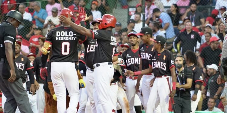 Leones blanquean a las decaídas Águilas con victoria 9-0