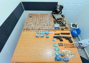 Policía incauta drogas y armas en allanamientos simultáneos en La Vega y Santiago