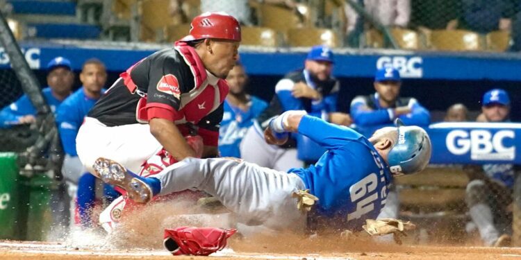Francisco Mejía impulsa triunfo del Licey en la Serie Final del béisbol dominicano