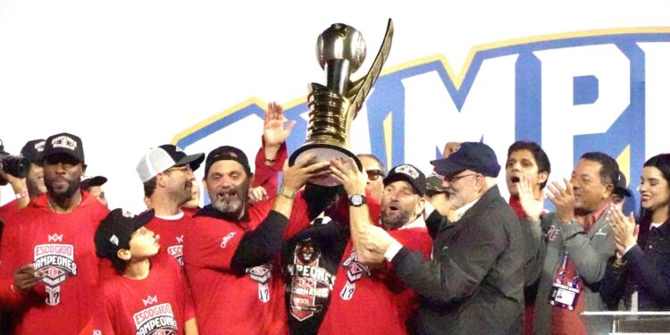 Escogido celebra la 17ª corona con Albert Pujols y gran orgullo