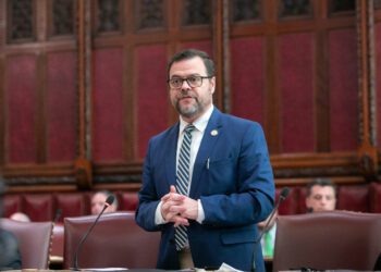 Senador de NY condena redadas de ICE: Defiende dignidad migrantes