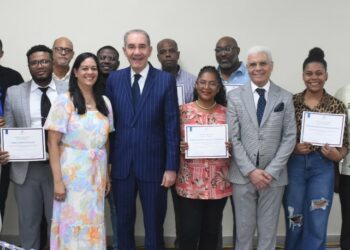 Más de 52,000 estudiantes se gradúan como bilingües en cuatro años