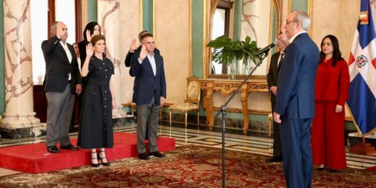 Abinader refuerza transformación policial con consejo consultivo