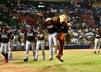 Escogido vence 6-0 a Licey y toma ventaja en la final