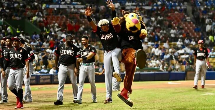 Escogido vence 6-0 a Licey y toma ventaja en la final