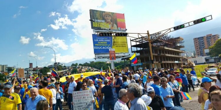 Oposición venezolana y chavistas se concentran en Caracas y otros puntos de Venezuela