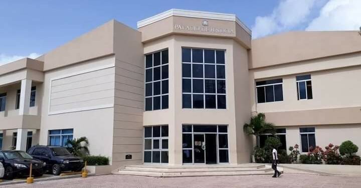 Condenan mujer y cuatro hombres por defraudar al Estado con más de 5 millones de pesos