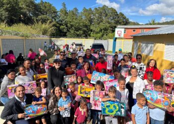 "TV Revista" lleva alegría a niñez de Arroyo Frío en Constanza con entrega de juguetes