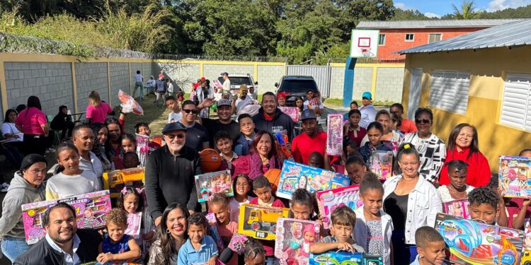 "TV Revista" lleva alegría a niñez de Arroyo Frío en Constanza con entrega de juguetes