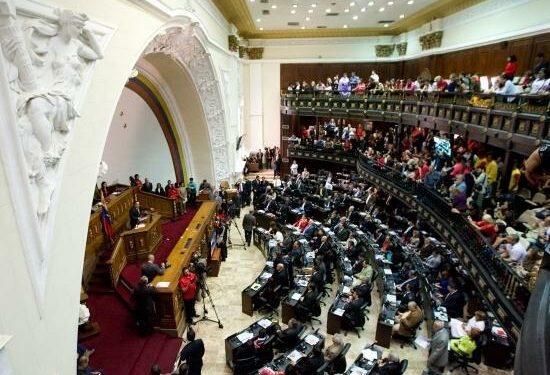 Venezuela declara “enemigos públicos” a Álvaro Uribe e Iván Duque