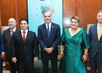 Gobernadora de Puerto Rico promete fortalecer lazos con República Dominicana