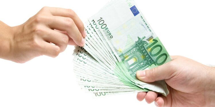 El euro al borde del abismo: casi parejo con el dólar