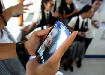 Alto comisionado ONU defiende regulación de redes sociales 