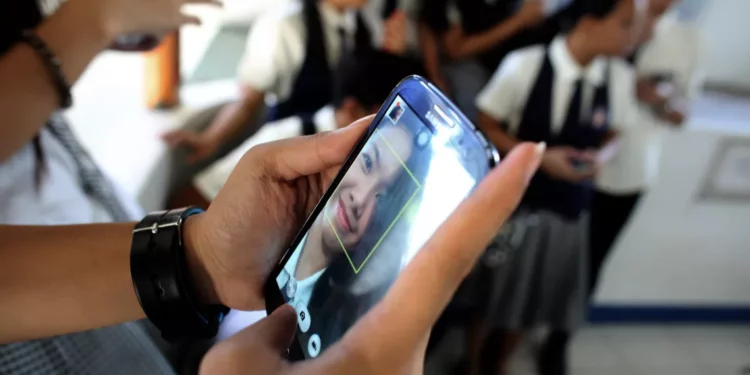 Alto comisionado ONU defiende regulación de redes sociales 