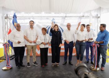 Gobierno inaugura puente sobre el arroyo Lebrón y calles en SDO