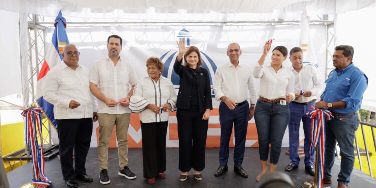 Gobierno inaugura puente sobre el arroyo Lebrón y calles en SDO