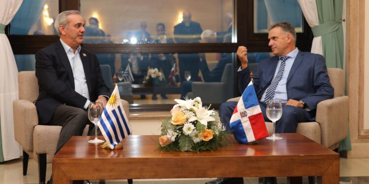 Abinader y Orsi refuerzan lazos en reunión bilateral en Montevideo