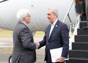 Presidente Abinader llega a Uruguay a la toma de posesión de Yamandú Orsi