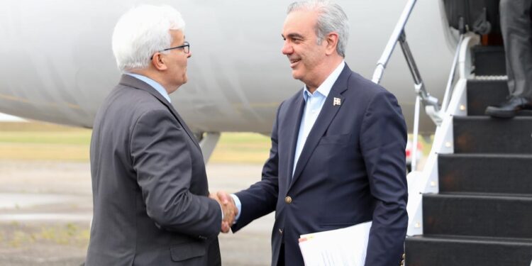 Presidente Abinader llega a Uruguay a la toma de posesión de Yamandú Orsi