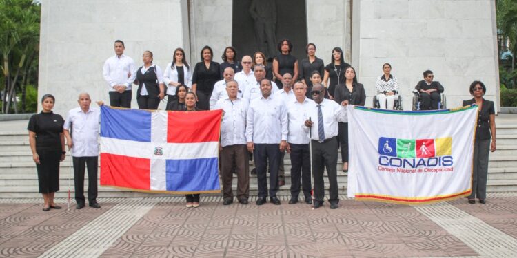 CONADIS rinde homenaje a los héroes de la patria con ofrenda floral