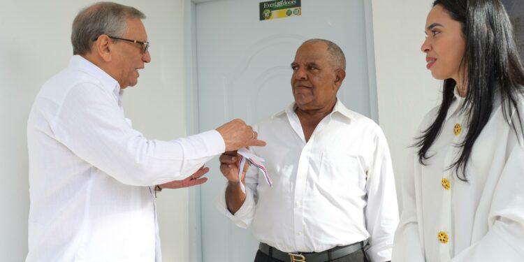 Fundación Refidomsa entrega casa a hombre que pidió ayuda a Abinader