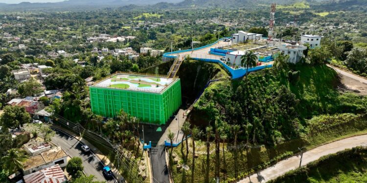 Abinader inaugura acueducto, escuela y obras de mitigación en Miches