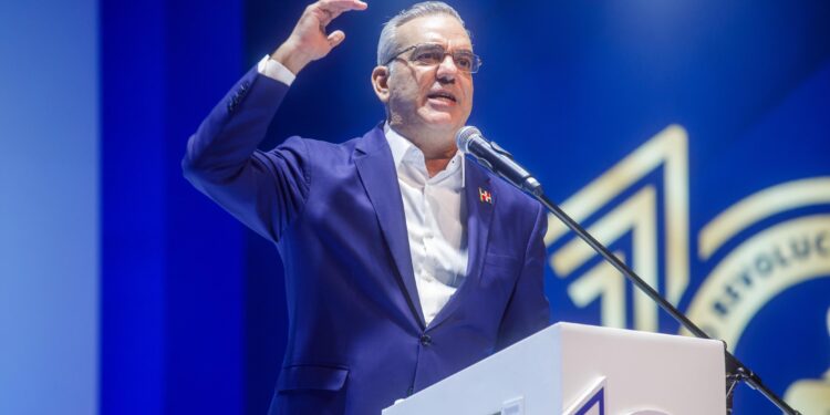 Luis Abinader destaca misión del PRM: renovar la política y servir al pueblo