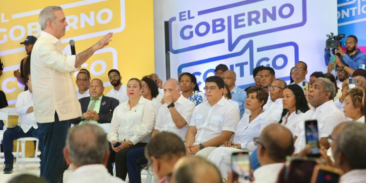 Abinader lanza “El Gobierno Contigo” en SDN e inaugura obras