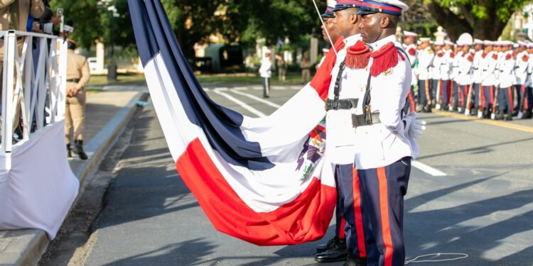 Presidente Abinader rinde homenaje solemne a la Bandera Nacional