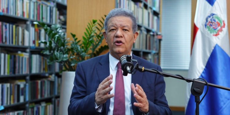 Leonel Fernández demanda regulación transparente de tierras raras en RD