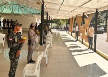 Agentes reciben capacitación en armas estratégicas no letales