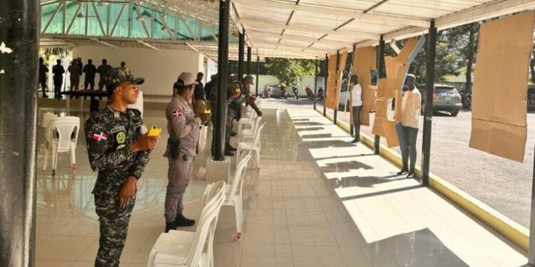 Agentes reciben capacitación en armas estratégicas no letales
