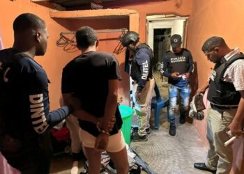 Cacería policial tras homicidio y redada antidrogas en la capital