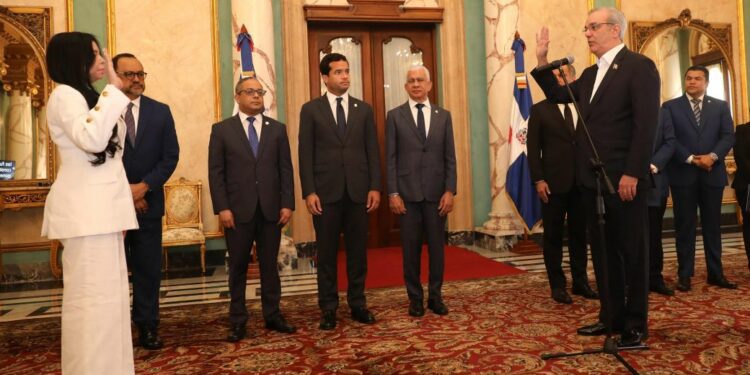 Yeni Berenice Reynoso juramentada como nueva Procuradora General