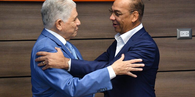 Eduardo Estrella asume como ministro de Obras Públicas